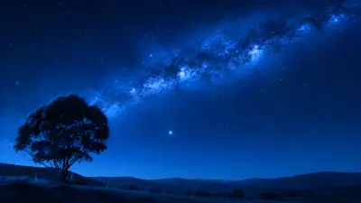 Lone Tree Under Milky Way 4K Wallpaper – Starry Countryside Night